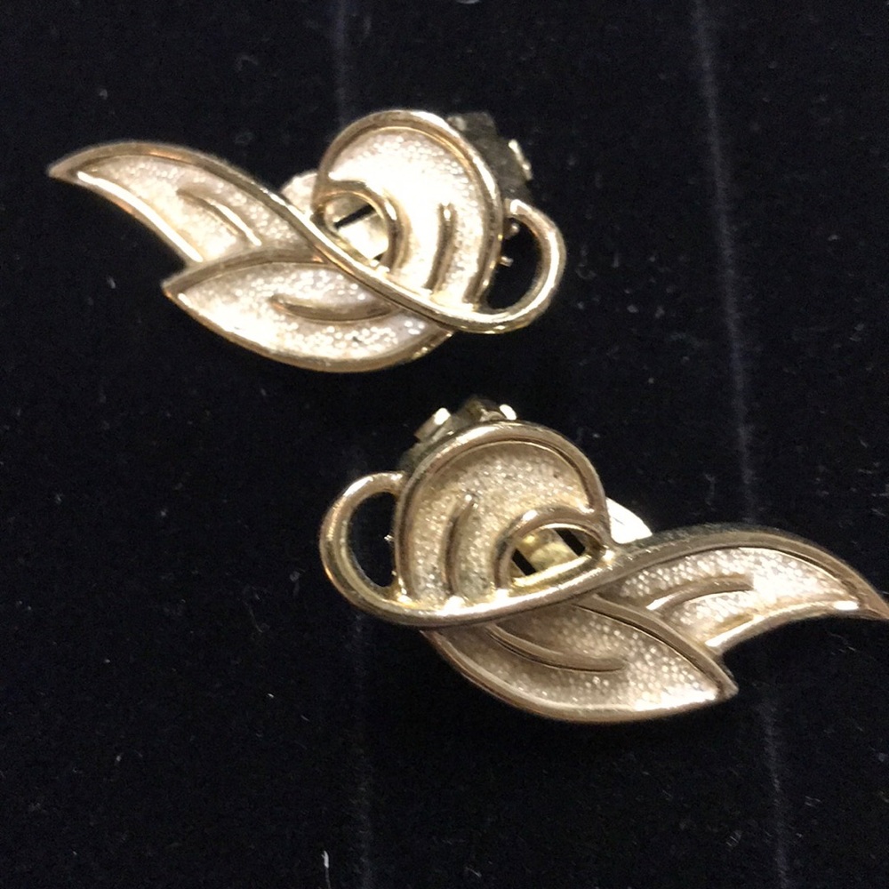 Vintage Gold Clip On Earrings Set - Picture 3 of 3